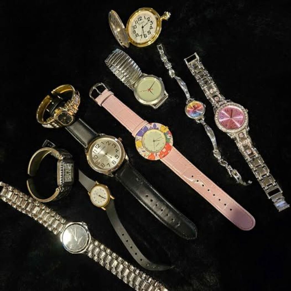 Lot #902 of working watches
